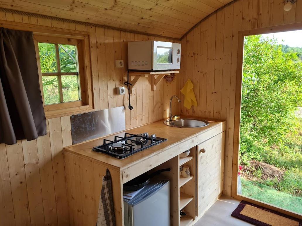 Les Roulottes Du Pilat Hotell Maclas Exteriör bild