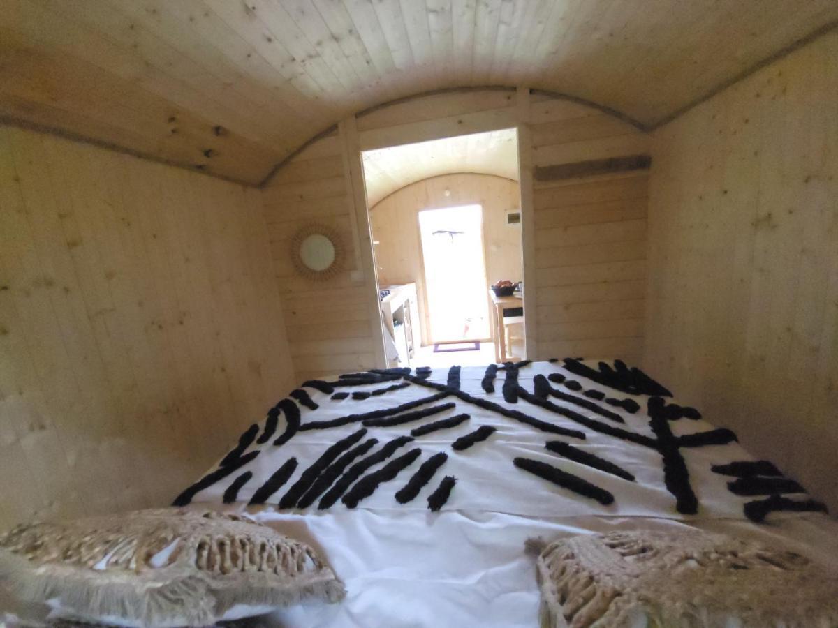 Les Roulottes Du Pilat Hotell Maclas Exteriör bild